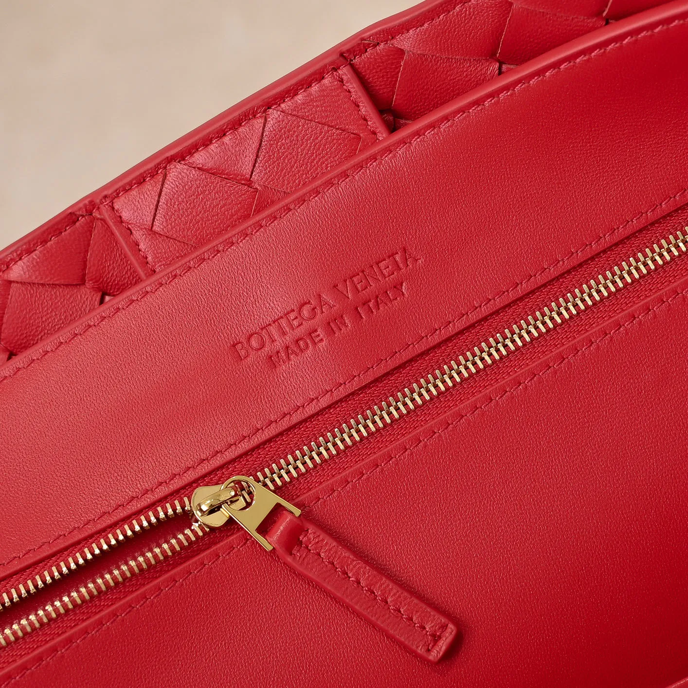 Batch 3760 #BV new deerskin Andiamo 🎈 The warm deerskin velvet Andiamo for autumn and winter is here🍂 Made of cashmere calf deerskin, the touch is softer and more delicate, and the overall body is very full and high-end! The shoulder strap has a sliding metal knot buckle that can be adjusted at will. It can be carried on the shoulder/hand-held/cross-body in various ways. The bag has a large capacity and is suitable for commuting/daily use/traveling. This bag is divided into small/medium/large sizes. There is always one that suits you. Then take me with you🎀🎀 Style number: 5543 Size: 45x22x34